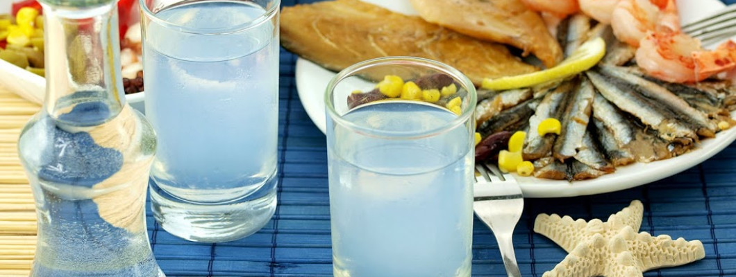 Ούζο & τσίπουρο: Τα αποστάγµατα της χαράς Ούζο & τσίπουρο: Τα αποστάγµατα της χαράς